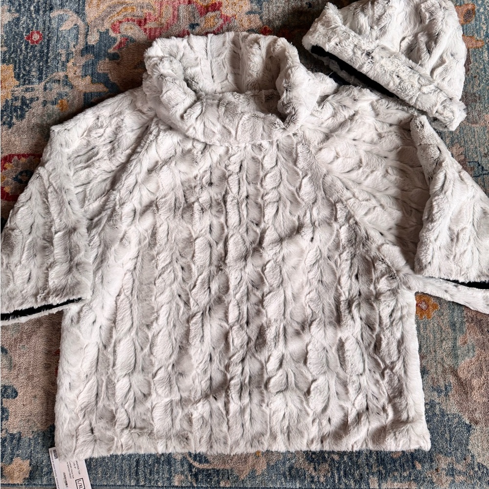 NWT Pandemonium Faux Fur Shawl Colored Top and Beanie.